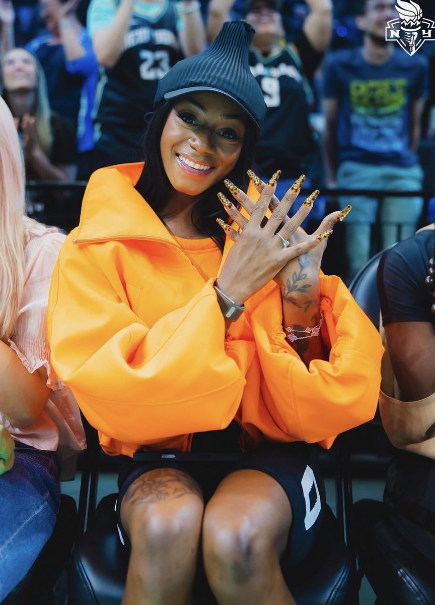 ShaCarriRich's tweet photo. Straight from practice to the World Cup Final!
An amazing experience to see right before
USATF
National Championship this week right here in New York !
Hair @ikeyiap
Makeup @billieegene
Nails @shespolishe Show more https://t.co/KOMrnlgcqo