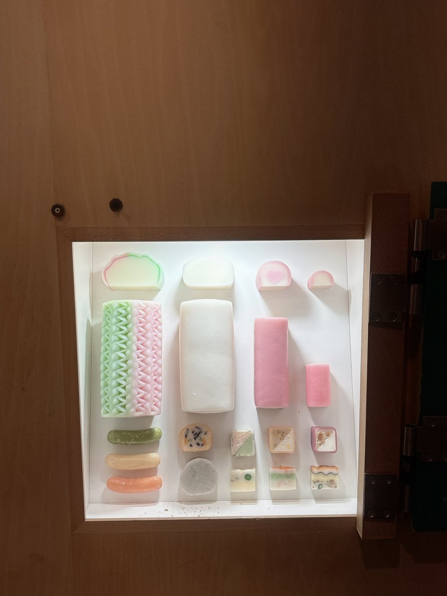 level_c21's tweet photo. 小田原のかまぼこ博物館にて、かまぼこキーホルダーを作るの巻。（食品サンプル）
おひとり様1個までだから最初のかまぼこを選ぶ時点で真剣に悩む。 https://t.co/w2MU9BVk2l