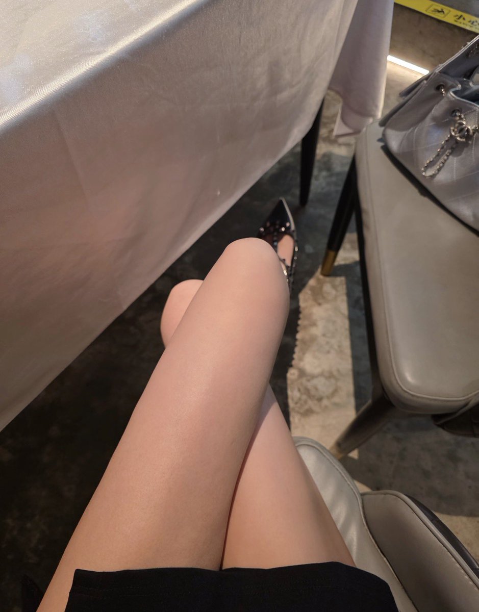 ynyn720181's tweet photo. 現在的天氣真的不允許穿黑絲🥵🥵 https://t.co/V1doPqzHnj