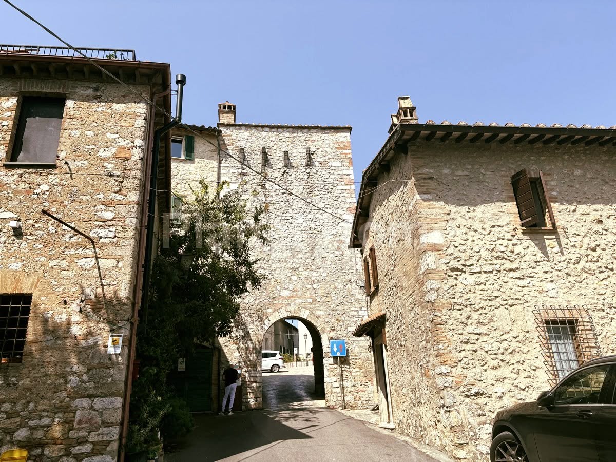 italianhouses's tweet photo. 🏡✨ Character stone building with income potential  near #Narni
💼Income-producing commercial unit
🛠️Renovation potential
💶€70,000
❓Restore it into your dream home?

https://t.co/qf3PN6PgGv
#PropertyItaly #Umbria #Terni #Capitone https://t.co/wEaSSTpDWx