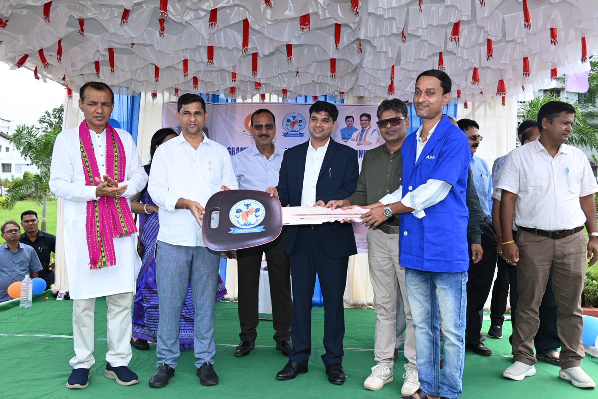 MinSudhangshu's tweet photo. A historic milestone for animal healthcare in Tripura!

I am happy to launche 50 Mini Mobile Veterinary Units at Pragya Bhavan, Agartala, to strengthen doorstep veterinary services and ensure timely care for livestock across the state. https://t.co/UQPaEiJU2g