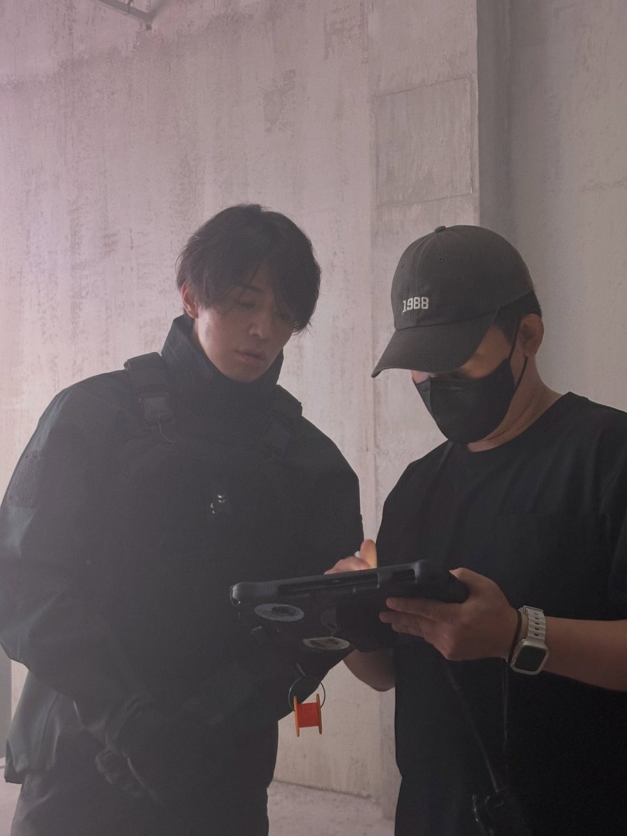 ramama789's tweet photo. .이동욱은, 특수효과팀에서 만들어줬는데 굉장히 정교하게 잘만들었다. 조한선도 놀라더라. 그 가면을 쓰고 조한선과 둘이 사진을 ��었다. 가면은 CG가 거의없다

--
투베일 사진 보여줄거라 기다리고 있었지🤭
진짜 잘 만들었다 짱신기해

https://t.co/tf81uT5RwA https://t.co/RXwzlH7i5h