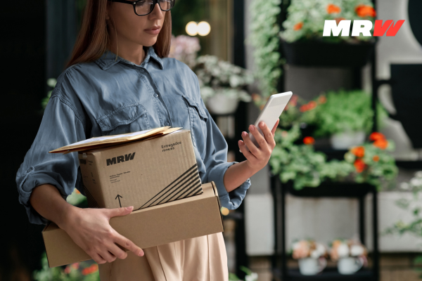mrw_es's tweet photo. [BLOG MRW] 5 motivos para elegir la entrega en punto este verano📦📍

Descubre por qué la entrega en punto es una de las mejores opciones para tus envíos durante el verano y cómo puede mejorar la experiencia de compra de tus clientes🚚

Lee más en:
🔗 https://t.co/iTxiCWTvDv https://t.co/o6MtsHprN7