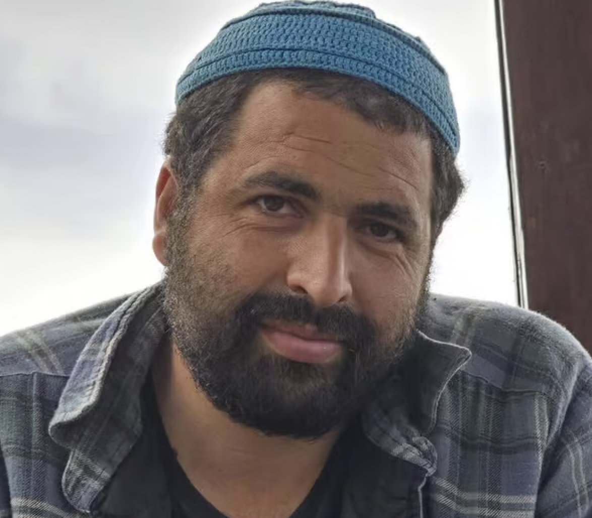ArielKallner's tweet photo. הלב נשבר עם היוודע דבר הירצחו של בניהו מלט הי”ד, איש חוות גלעד.
הפיגוע הזה הוא תזכורת כואבת נוספת: רשות הרצח הפלסטינית, על כל מנגנוניה, אינה שונה מחמאס. אותם מסיתים, אותה אידאולוגיית רצח, אותה מערכת חינוך המטפחת שנאה, אותם תשלומים למחבלים ואותה שאיפה לרצוח יהודים בכל מקום. ההבדל הוא רק במדים ובחליפות, לא במהות.

לקחי הדם שנשפך כאן שוב ושוב מלמדים אותנו רק דבר אחד - את רשות הרצח הפלסטינית יש להרוס עד היסוד. על מנגנוניה האזרחיים והצבאיים.
יש להעמיק את האחיזה הישראלית ביהודה ושומרון, להתיישב בכל הארץ לארכה ולרוחבה - זו התשובה הציונית והביטחונית הראויה ביותר.

בניהו מלט הי”ד, בן 32, אב לשתי בנות, איש חוות גלעד, חבר כיתת הכוננות, יצא בגבורה להציל חיים ונפל מאש המחבלים.

בניהו מייצג את פניה היפות של הציונות וההתיישבות - אהבת הארץ, מסירות אין קץ, אחריות וגבורה.

אני שולח תנחומים מעומק הלב לרעייתו אסתר, לבנותיו, למשפחתו ולכל אנשי חוות גלעד.

מחר נקרא בהפטרה את הפסוק:“יָבֵשׁ חָצִיר, נָבֵל צִיץ וּדְבַר אֱ-לֹהֵינוּ יָקוּם לְעוֹלָם.”

דרכו של בניהו, הקשר של עם ישראל עם ארצו מתוך אמונה, תנצח את כל הרשע של אויבינו.
יהי זכרו של בניהו מלט הי”ד ברוך, וה’ יקום דמו.
