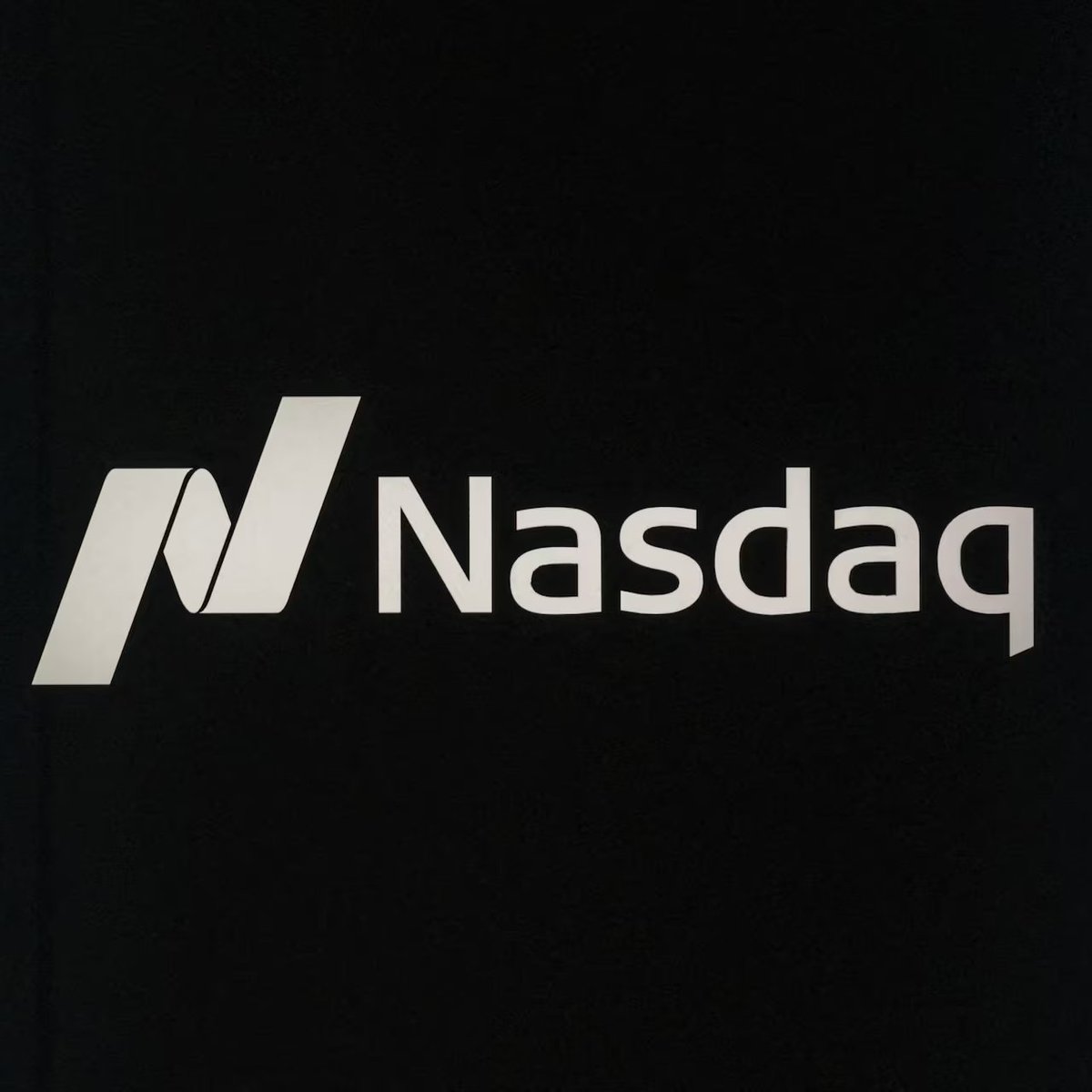 coinbureau's tweet photo. ⚖️JUST IN: Major stock exchanges are moving toward crypto-style 24-hr trading as the SEC prepares to examine the shift.

On Sept 17, the SEC will hold a roundtable on what 24-hr trading could mean for US markets.

At least 5 major exchanges and trading venues are now involved:

1. NYSE Arca: Plans 23-hour weekday trading; working toward a 2026 launch.

2. Nasdaq: Targets December 6, 2026 for 23-hour trading, five days a week.

3. Cboe: Targets December 2026 for near-24/5 trading, pending SEC approval.

4. London Stock Exchange: Testing starts by late 2026, with launch expected in H1 2027.

5. Blue Ocean ATS: Already offers overnight U.S. stock trading and has been live since 2021.