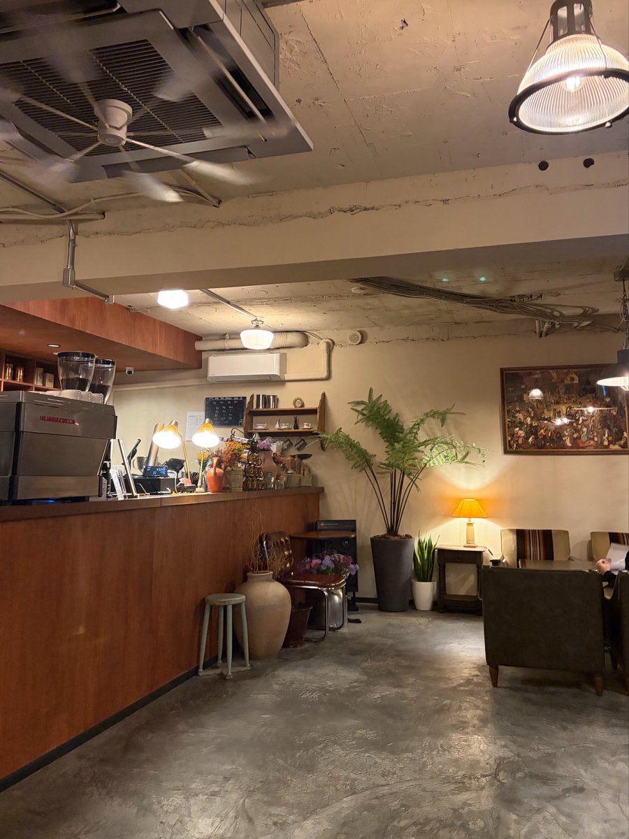 3dynt's tweet photo. 西新宿のバスクチーズケーキが美味しいカフェ https://t.co/Zs2Vc6A3er