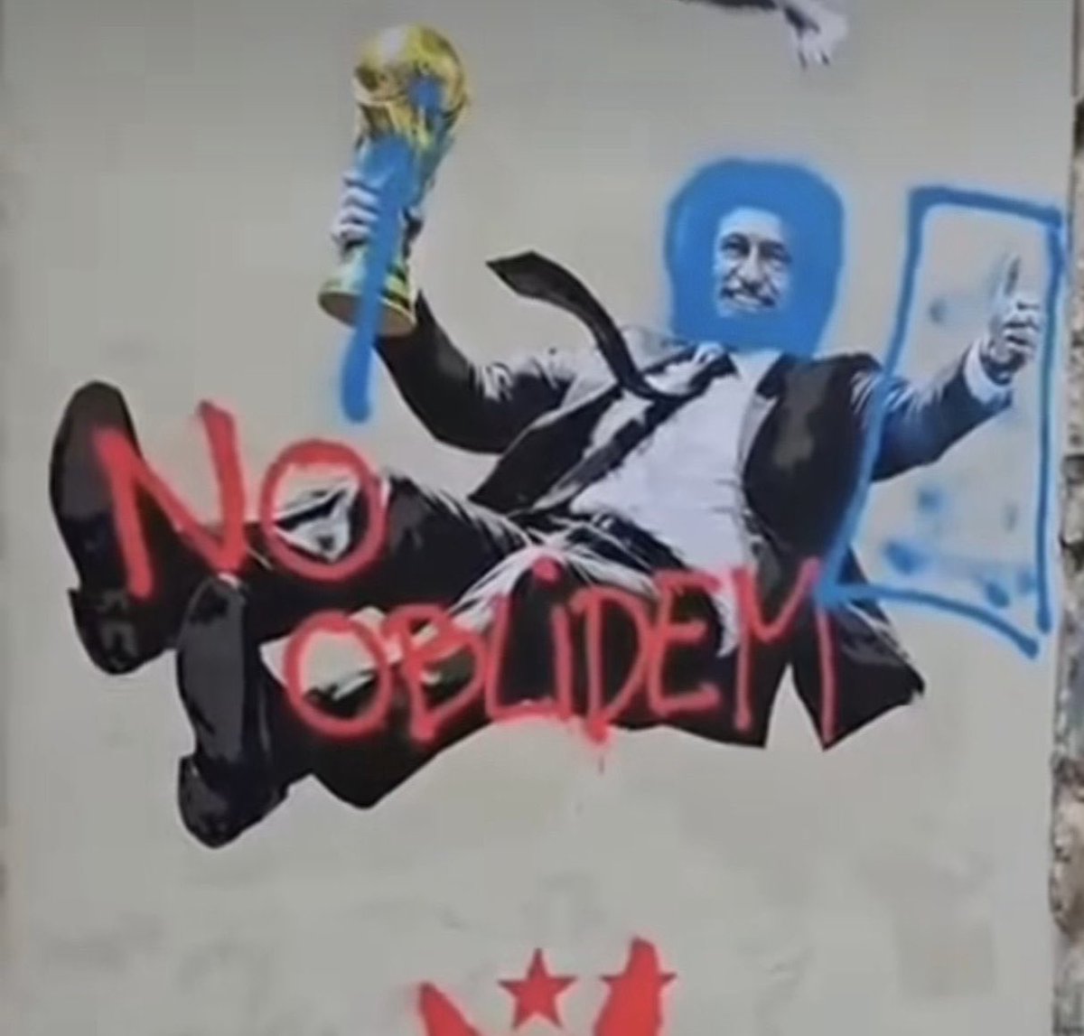 herqles_es's tweet photo. 🇪🇸 | Los separatistas, tras vandalizar en Barcelona un mural de Ferran, destrozan ahora otro de Luis de la Fuente. 

El gran apoyo de la población, especialmente la más joven, a la Selección española, ha desatado una especial violencia entre los independentistas, cada vez más minoritarios.