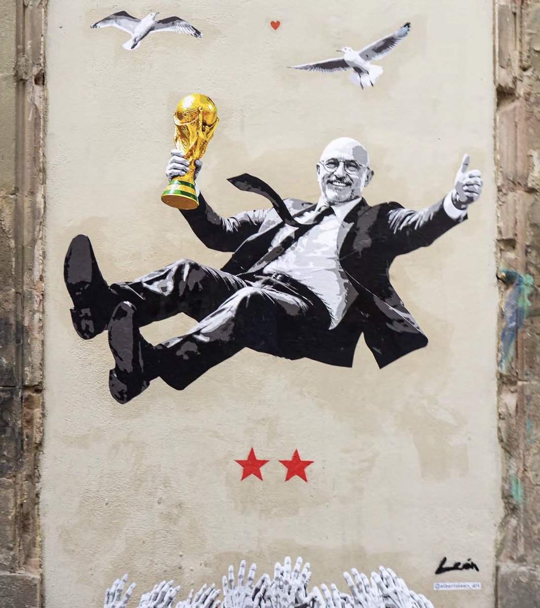 herqles_es's tweet photo. 🇪🇸 | Los separatistas, tras vandalizar en Barcelona un mural de Ferran, destrozan ahora otro de Luis de la Fuente. 

El gran apoyo de la población, especialmente la más joven, a la Selección española, ha desatado una especial violencia entre los independentistas, cada vez más minoritarios.