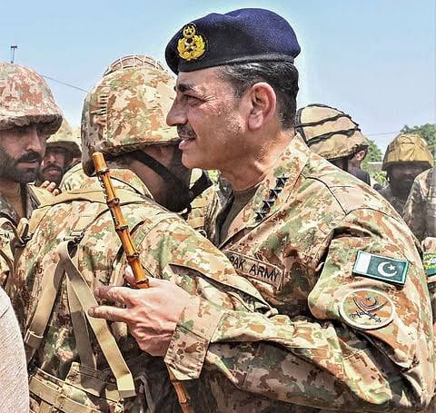 MumtazBhattiDin's tweet photo. 22OTS 22course 6 لانسرزکےجنرل عامررضاکی فورسٹارپوسٹنگ سے اوپر7لیفٹننٹ جنرل سپرسیڈہوگئےجن میں ڈی جی آئی ایس آئی جنرک عاصم ملک وہ پہلےسےایکسٹنشن پرہیں  ،این ڈی ایم اےکےچئیرمین لیفٹننٹ جنرل انعام حیدرملک ،فورکورلاہورکےکورکمانڈر لیفٹننٹ جنرل فیاض حسین کورون منگکہ کےکمانڈرنعمان ذکریا،آرمی ائیرڈیفنس کمانڈرجنرل ظفراقبال،ملٹری سیکرٹری جنرل شاہدامتیازشامل ہیں فیلڈمارشل عاصم مُنیرکےآرمی چیف بننےکےبعد یہ سب سے بڑی ریٹائرمنٹ بنتی ہےتاہم جنرل باجوہ کی پرموٹ کردہ آخری کھیپ میں سے4لیفٹنبٹ جنرل بچےہیں ایمن بلال صفدرپہلےفارغ ہوگئےتھےاگر آرمی روکزکےتحت عمرکی بالائی حد اورمدت ملازمت کےنئےقوانین لاگونہ ہوئےتو ستمبراکتوبرمیں مشیدریٹائرمنٹس ہونگی تاہم فیلڈمارشل کےپاس اٹھارہ سے بیس پرموشنزمیجرجنرل سےلیفٹننٹ جنرل کاموقع موجود ہوگااب یہ فیلڈمارشل عاصم مُنیرپرمنحصرہےکہ وہ لانگ پینڈنگ میجرجنرلزسےلیفٹنبٹ جنرلزکی ساری مرموشنزابھی اناونس کردیتےہیں یاحسب ضرورت مرحلہ وار کرتےہیں 
یہ بھی دیکھناہےکہ وائس آرمی چیف کےعہدےپرایک آسامی جوخالی پڑہی اس پرتعیناتی کی وہ ضرورت محسوس کرتےہیں یانہیں تاہم ایک فورسٹاپرموشنزکیساتھ یہ آسامی فل نہ ہونےکامطلب ہے کہ اسکی ابھی ضرورت نہیں