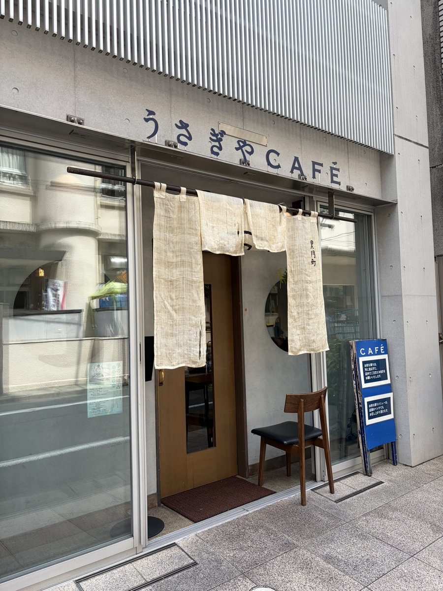 machiko_taitou's tweet photo. 不忍池で蓮の花を見た後は、上野広小路のうさぎやCAFEへ🐇
開店時しか食べれないうさパンケーキ。何度行っても、出来立ての皮がくるまでの緊張感とワクワク感が。
大事に食べたいけどふかふかのうちに食べなきゃで儚い。
うさぎやのあんこって粒あんとかこしあんじゃなくて、「とろあん」で確立されたあんこって感じ。

※皮を広げてあんこを乗せてる状態でなければSNS掲載可と店員さんが話されてました🙌
