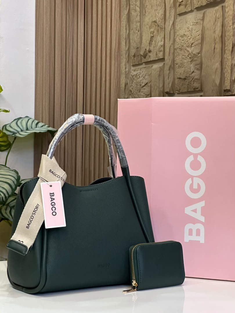 badmus_ide81686's tweet photo. BAGCO Style ✨
2pcs Set**

Size: Medium 
Strong &amp; Durable 💯

Price: N35,000

If you can see this kindly hlp me RT 🙏🙏 https://t.co/3UliIvcYL4