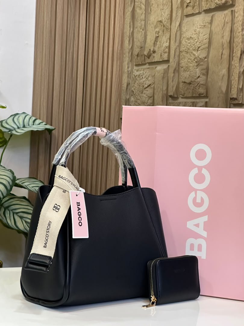 badmus_ide81686's tweet photo. BAGCO Style ✨
2pcs Set**

Size: Medium 
Strong &amp; Durable 💯

Price: N35,000

If you can see this kindly hlp me RT 🙏🙏 https://t.co/3UliIvcYL4