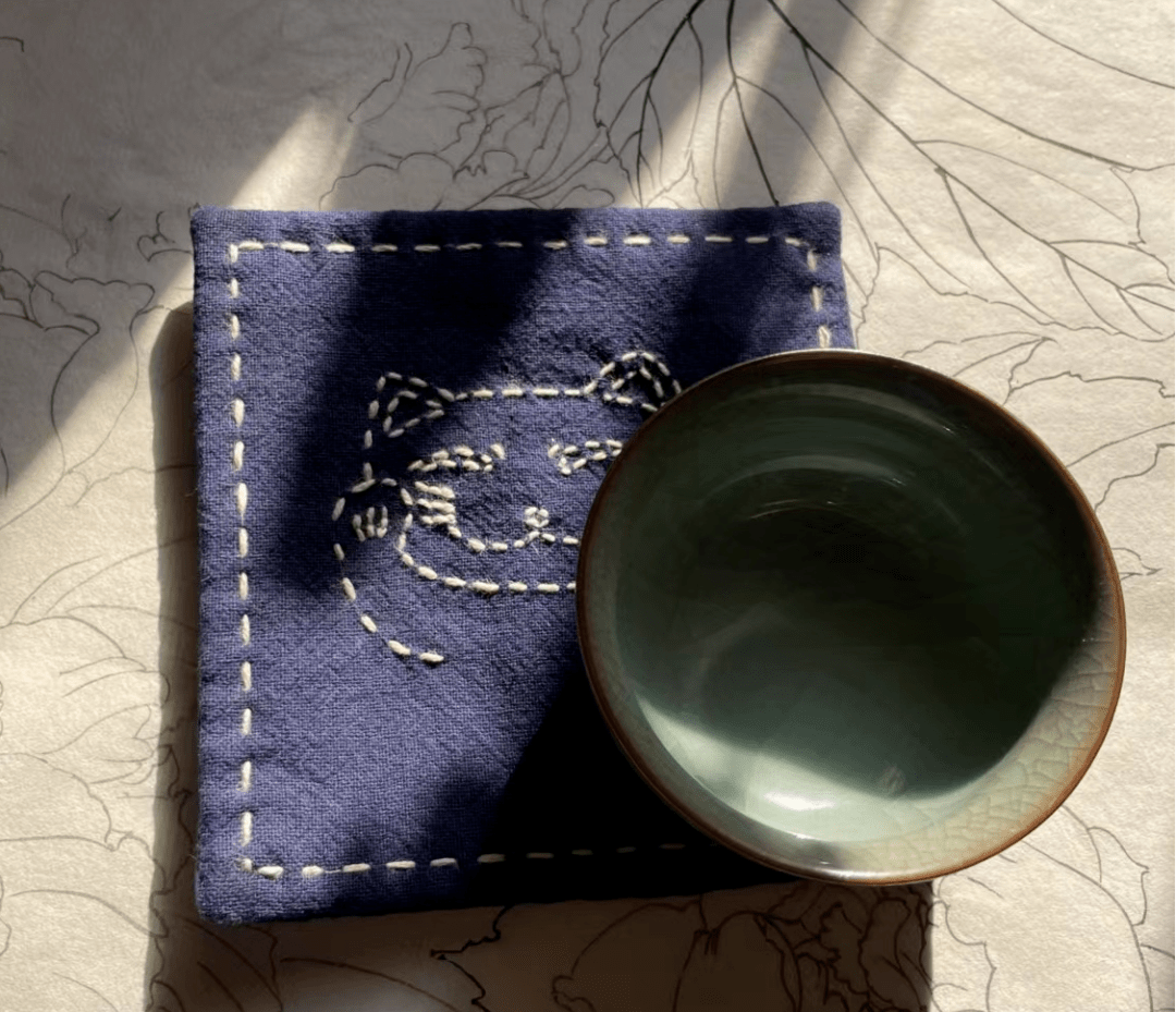 Spyrogatsos's tweet photo. [New hand-dyed linen coasters! Tie-dye vibes + zero waste – perfect for your morning coffee  Made with love from leftover fabric scraps!]， https://t.co/ZlTywJNF17