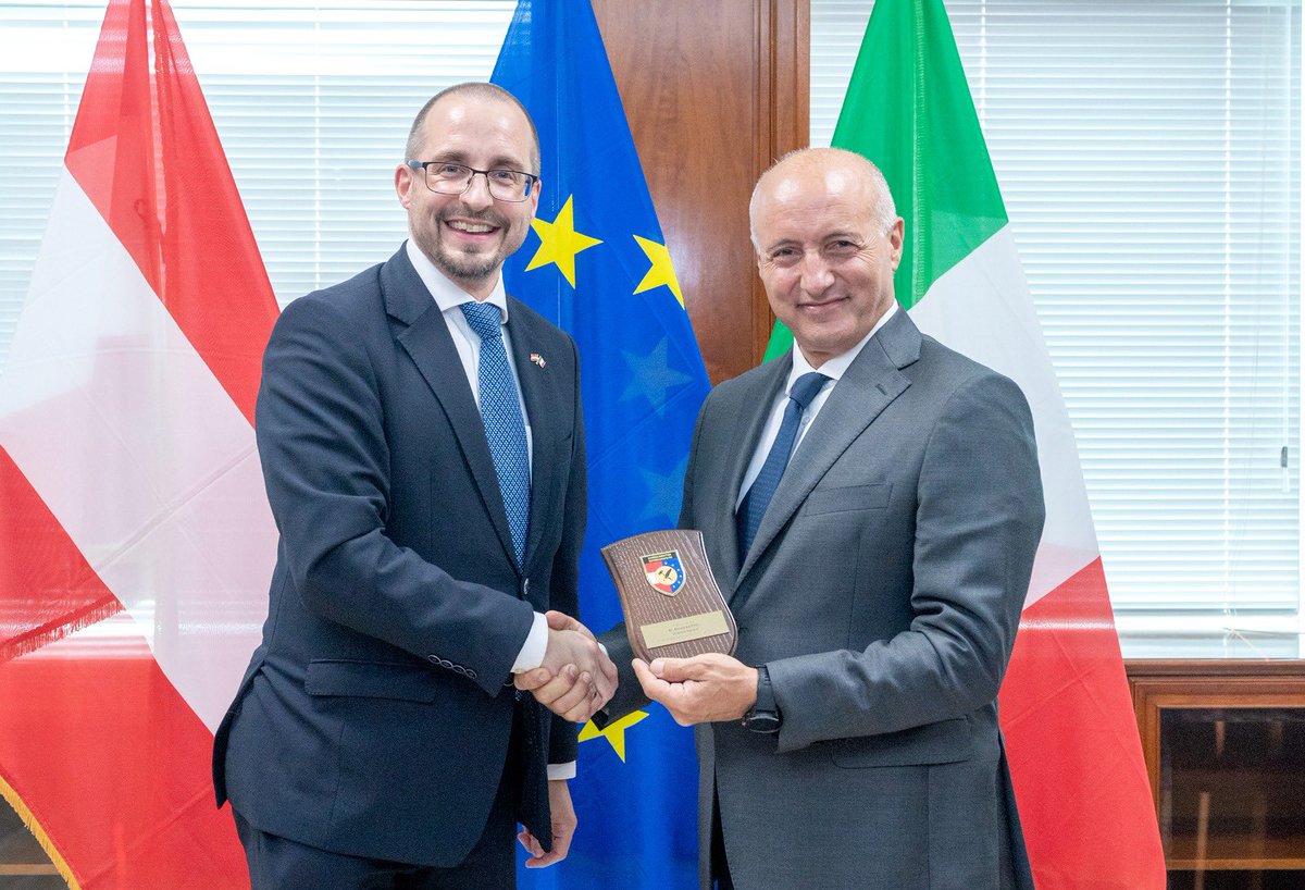 segredifesa's tweet photo. Incontro a Roma tra il Segretario Generale della #Difesa, Cons. Fabio Mattei, e il Segretario Generale del Ministero Fed. della Difesa austriaco, Dott. Arnold Kammel. Occasione di confronto su compiti e finalità tecnico-amministrative che accomunano le due organizzazioni https://t.co/2y0KPU4LSb