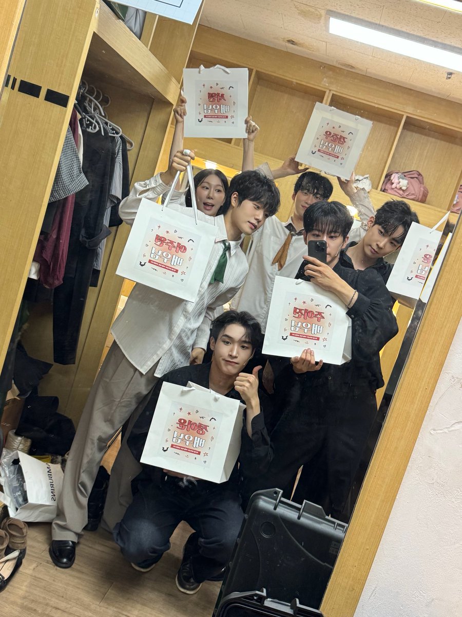 woon_log's tweet photo. 260721 음악극 <캐롤> 정이운 배우님 서포트

정이운 배우님과 음악극 <캐롤 - 리딩 공연>의 막공을 응원하며 서포트를 진행했습니다.ᐟ https://t.co/JvmFqU0qSG