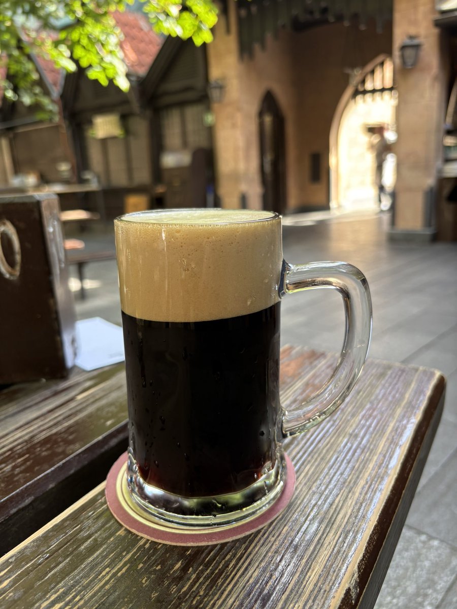 ufleku2's tweet photo. Grüße aus dem U-Fleku 🍺🍺🍺💪
#emmeontour https://t.co/UM3NFxSPcm
