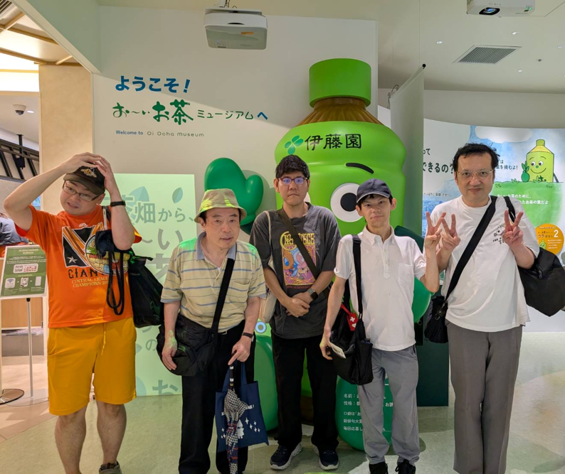 NPO_minato's tweet photo. サロン事業のご報告です。7/18(土)に「お茶の文化創造博物��・おーいお茶ミュージアム」に行きました。抹茶挽きを体験したり、冷たい抹茶スイーツで涼みながら楽しい時間を過ごしました。
次回は8/15開催予定ですが、カフェ・ドゥーはお休みです。お弁当や購入した物は店内で食べることができます。 https://t.co/sipYRT4mUU