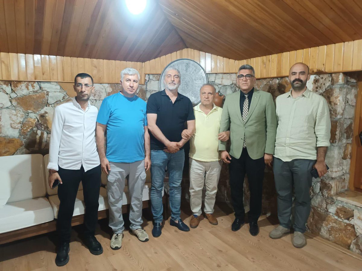 elazigturkocagi's tweet photo. Türk Ocakları Elazığ Şube Başkanı 
Prof. Dr. Yavuz Haykır ve Yönetim Kurulu Üyeleri, Kıbrıs Barış Harekâtı'nda Şehit düşen Topçu Asteğmen Mustafa Uygur'un kardeşi Ahmet Uygur'u evinde ziyaret etti.

Ziyarette, Ahmet Uygur'un kardeşi Mustafa Uygur'un şehadetinin ardından gerçekleştirdiği Kıbrıs yolculuğu, şehidin hatırasını yaşatmaya yönelik çalışmaları ve yapımına öncülük ettiği cami inşaatı başta olmak üzere birçok konuda karşılıklı görüş alışverişinde bulunuldu. Şehitlerin aziz hatırasının yaşatılmasının önemine vurgu yapılan buluşmada, milli ve manevi değerlere sahip çıkmanın gerekliliği de dile getirildi.

Ziyaretin sonunda Türk Ocakları Elazığ Şube Başkanı Prof. Dr. Yavuz Haykır, Sayın Ahmet Uygur'a plaket takdim etti. 

Prof. Dr. Yavuz Haykır, Şehit ailelerinin milletin en kıymetli emanetleri olduğunu belirterek, Türk Ocakları olarak her zaman onların yanında olmaya devam edeceklerini ifade etti. Ahmet Uygur ise ziyaretten duyduğu memnuniyeti dile getirerek, kendilerini yalnız bırakmayan Türk Ocakları Elazığ Şubesi yönetimine teşekkür etti. @turkocaklari @Mehmetoztarih @YavuzHaykir