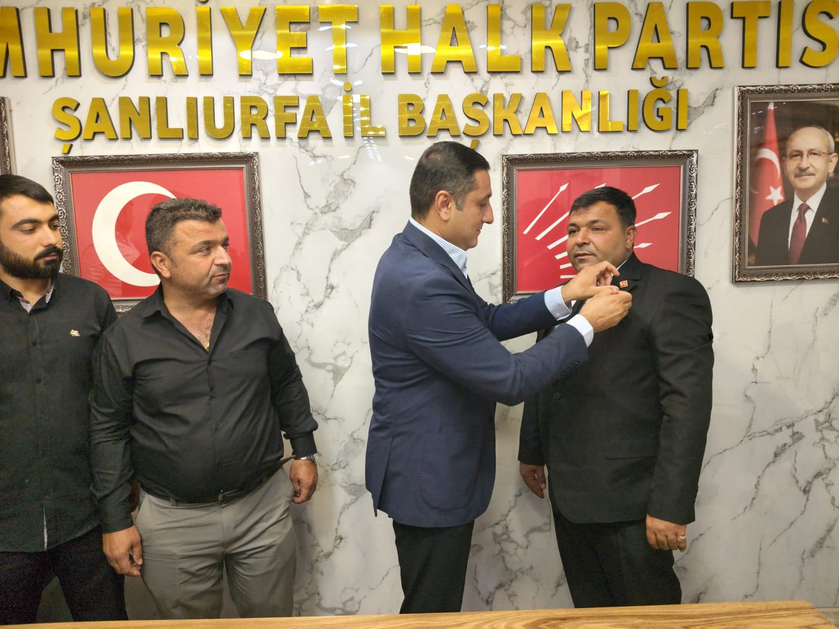 karadagferhatt's tweet photo. Bugün, Cumhuriyet Halk Partisi Şanlıurfa İl Başkanlığımızda Eyyübiye'den gelen kıymetli hemşehrilerimizi ağırladık.

Cumhuriyet Halk Partisi ailemize katılan yeni yol arkadaşlarımıza rozetlerini takarak üyeliklerini gerçekleştirdik.

Aramıza katılan tüm yol arkadaşlarımıza hoş geldiniz diyor; demokrasi, adalet ve aydınlık bir gelecek için Şanlıurfa'mız ve ülkemiz adına omuz omuza, kararlılıkla mücadele edeceğimize yürekten inanıyorum.

@herkesicinCHP @kilicdarogluk @orhansaribalchp @uveysizol @EmiryetimM @mehmetsalihklc @imamkl5 @Agitizol