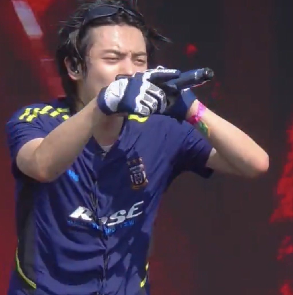 Moonnimmie's tweet photo. This is literally everything i like in a stage
- Amazing vocals
- veins popping out
- crazy energy
- majestic visuals
- audacious stage presence 
- controlling the crowd
- AND LEO. https://t.co/aPflURgQOy