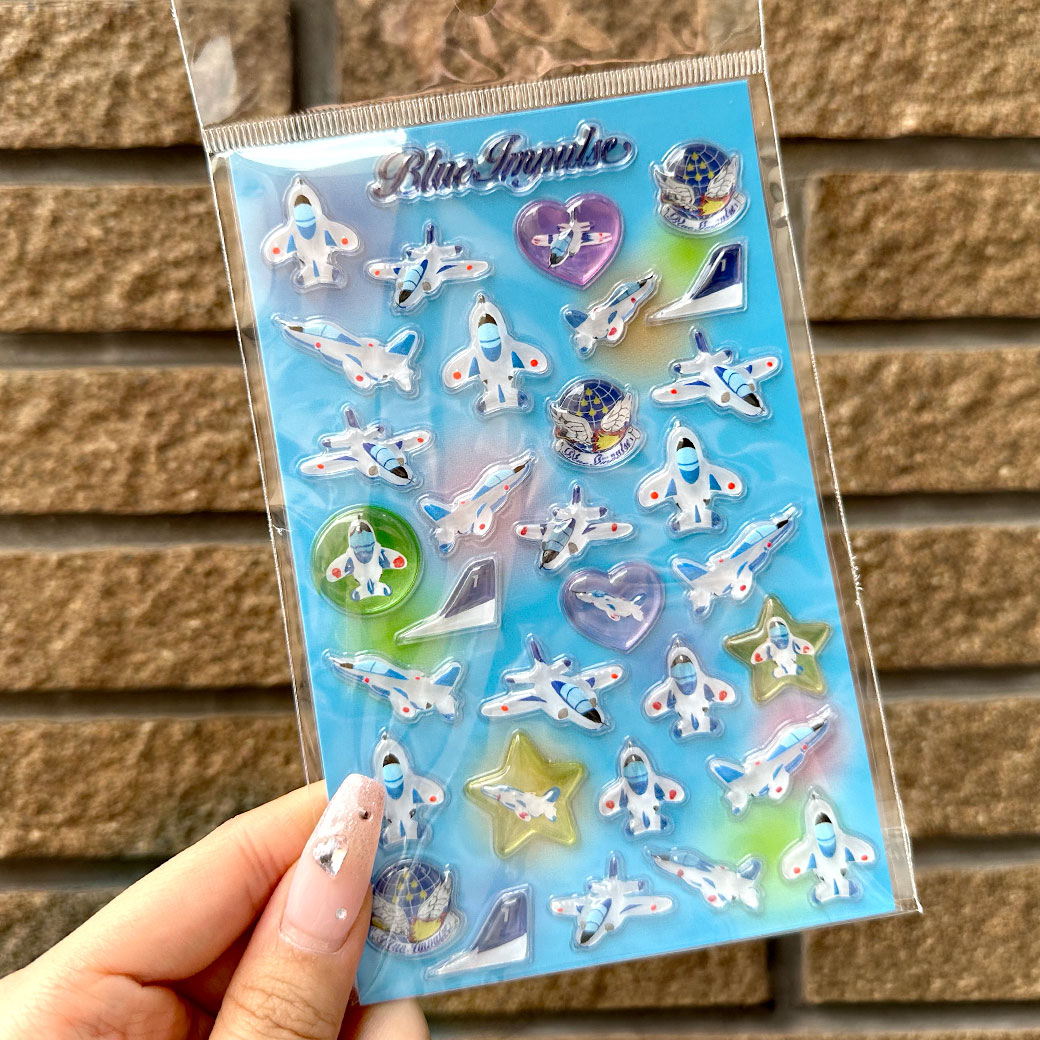 Blueimpulseshop's tweet photo. ✈️ブルーインパルスのぷっくりシールを販売します💙

7/25（土）から、
京王百貨店 聖蹟桜ヶ丘店で
ポップアップストアを開催中🎉
https://t.co/EIgrviZraA

以前大人気ですぐに完売したアイテムが再登場！
星形⭐️やハート形💙、ロゴデザインなど、さまざまな種類をご用意しています✨
ぜひ遊びに来てください😊

※オンライン販売の予定はありません。

#ブルーインパルス
#京王百貨店聖蹟桜ヶ丘店
#ポップアップストア