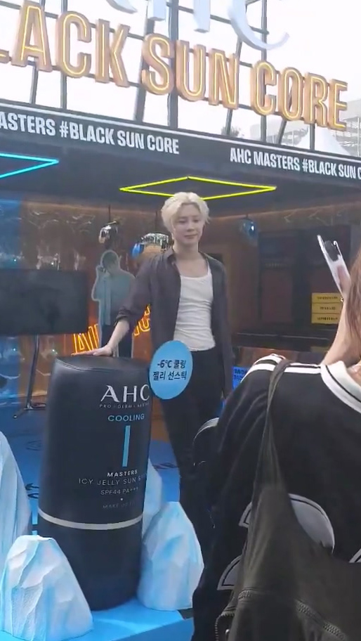 tokengreys's tweet photo. it's the way they completely stopped giving a fuck about presenting 'male' through upper body shape/size and posture.. jfc taemin im about to cry https://t.co/VU4yvMcXZH