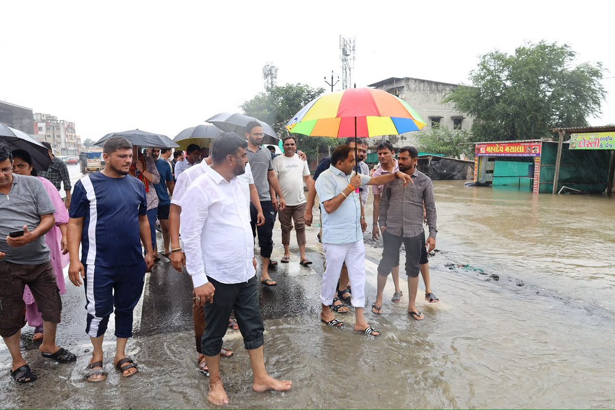 mukeshpatelmla's tweet photo. ઓલપાડ તાલુકાના સાયણ ગામ સહિતના વિવિધ વિસ્તારમાં ભારે વરસાદથી પ્રભાવિત વિસ્તારોની સ્થળ મુલાકાત લઈ પરિસ્થિતિનો તાગ મેળવ્યો તથા નાગરિકોને મુશ્કેલી ન પડે અને રાહત કાર્યો ત્વરિત થાય તે માટે તંત્રને સૂચનાઓ આપી. https://t.co/4j5tVltMi5
