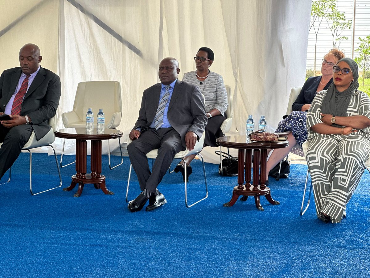 EliasLukyamuzi's tweet photo. Happening now: Hon. Hajjat Aminah Mukalazi (@AminahMukalazi) joins Dr. @BaryomunsiChris, Dr. @DianaAtwine, Piston Medical Ltd, and other officials for the launch of locally manufactured Magnesium Sulphate Injection (Pistomag) in Namanve.

#LocalContentUg | #InvestmentsUg https://t.co/43DB5H5FH3