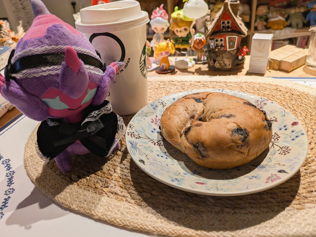 apoapoporo's tweet photo. 今日はブルーベリーベーグルサンドとほうじ茶ラテ！…ブルーベリーって聞くとベベノムちゃんに来てもらいたくなるんだよなぁ…🫐
#ぬい撮り
#ポケモンfit https://t.co/wPIv0IWSPN