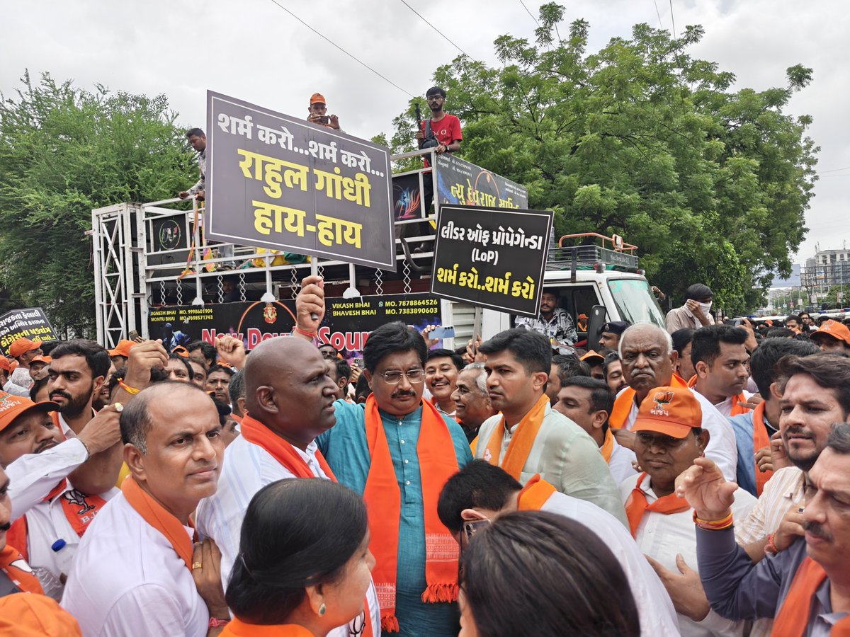 AmitThakerBJP's tweet photo. વિકાસની રાહ પર નીકળેલા ભારત દેશને વિદ્યાર્થીઓને ગુમરા કરી પોતાના રાજકીય રોટલા શેકવા નીકળેલા રાહુલ ગાંધીની નોટંકી ને પડકારવા પ્રદેશ અધ્યક્ષ શ્રી @iJagdishBJP ના નેતૃત્વમાં શહેર અધ્યક્ષ શ્રી @PrerakshahBJP ની ઉપસ્થિતિમાં કોંગ્રેસ ભવન પર જઈ હજારો કાર્યકર્તા સાથે પ્રચંડ વિરોધ કર્યો. https://t.co/ArKNUCPmfE