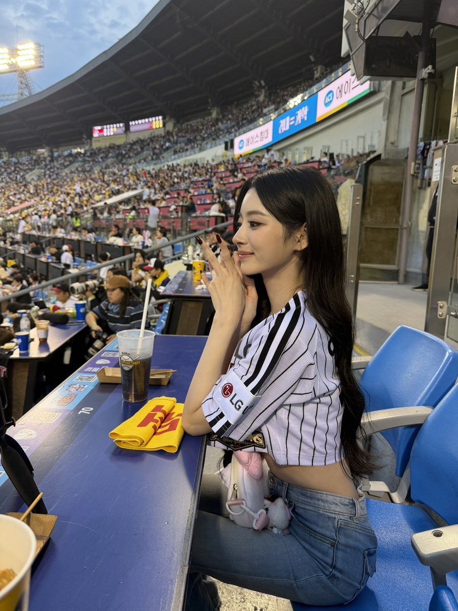 MEOVV_talk's tweet photo. [🤍]

⚾️❤️

#ANNA #안나
#MEOVV #미야오 https://t.co/E6x0QM5Ant