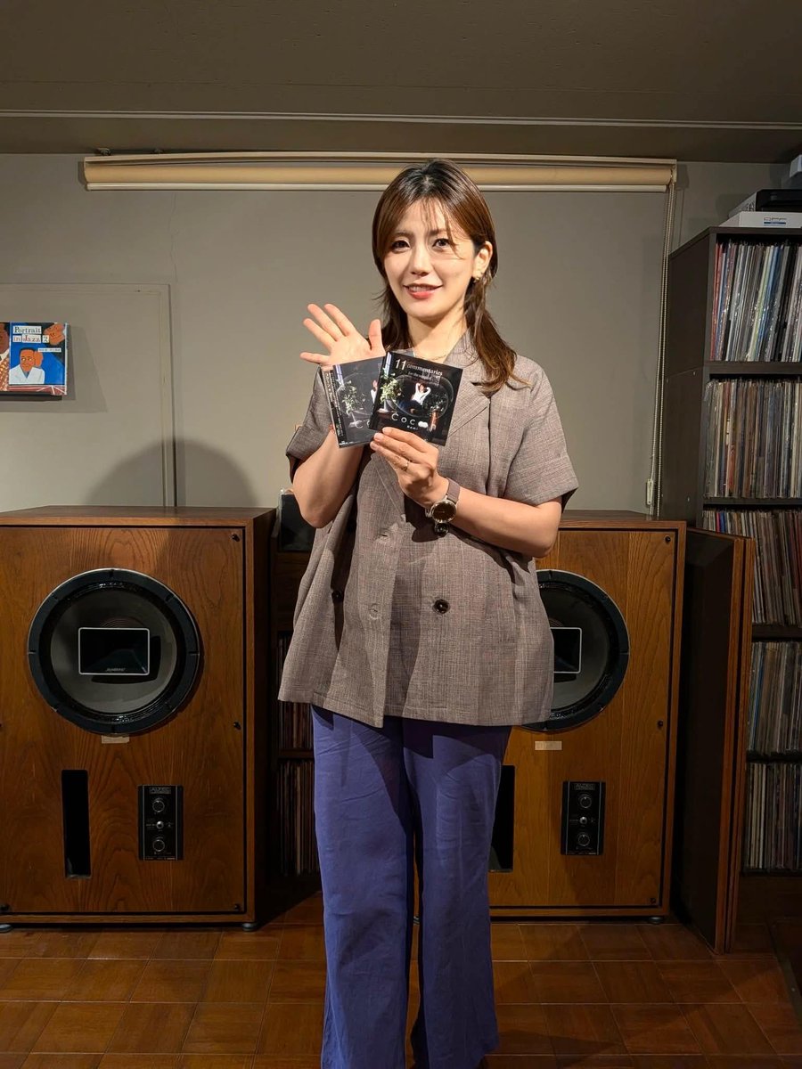 slwboat2's tweet photo. 【7/22（水）発売 『Cocoon』 Remiさんご来店】
ニュー・アルバム リリースのCDショップ行脚でお忙しいなか、On a slow boat to…にお立ち寄りくださいました！ 
『Cocoon』で取り上げた11曲の歌の "Remiオリジナル解説集"
『11 commentaries for the songs of Cocoon』も完成。 https://t.co/a30aI1RsPa