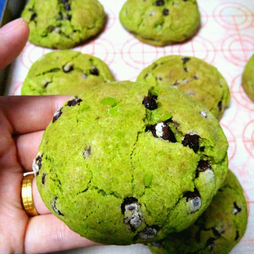 GoPlace777's tweet photo. Just bit into this warm homemade matcha cookie , still oozing with white chocolate—chewy, cozy, pure little win for a rainy afternoon. https://t.co/XNnwzopPEQ