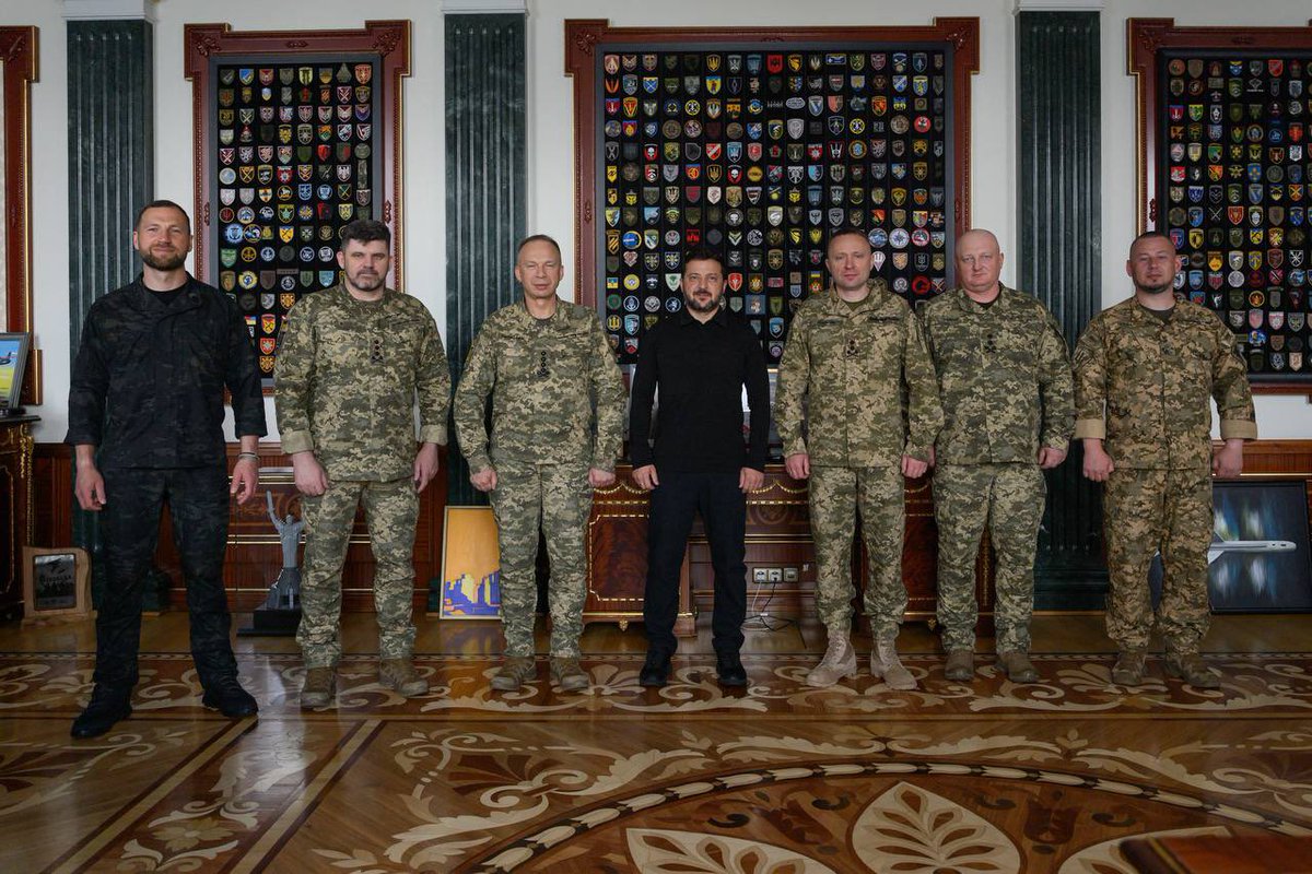MetinMeteAkts's tweet photo. Ukrayna’da,Bakan Federov’un görevden alınmasıyla başlayan protestoların ardından Zelenski’nin askeri komuta kademesindeki değişiklikleri sürüyor. Başkomutan olarak Tümg. Drapatyi’nin (sağ3) atanmasının  ardından Genelkurmay Başkanlığı’na da Ihor Skybiuk (sağ2) getirildi.#Ukrayna https://t.co/phJKtbDXSE