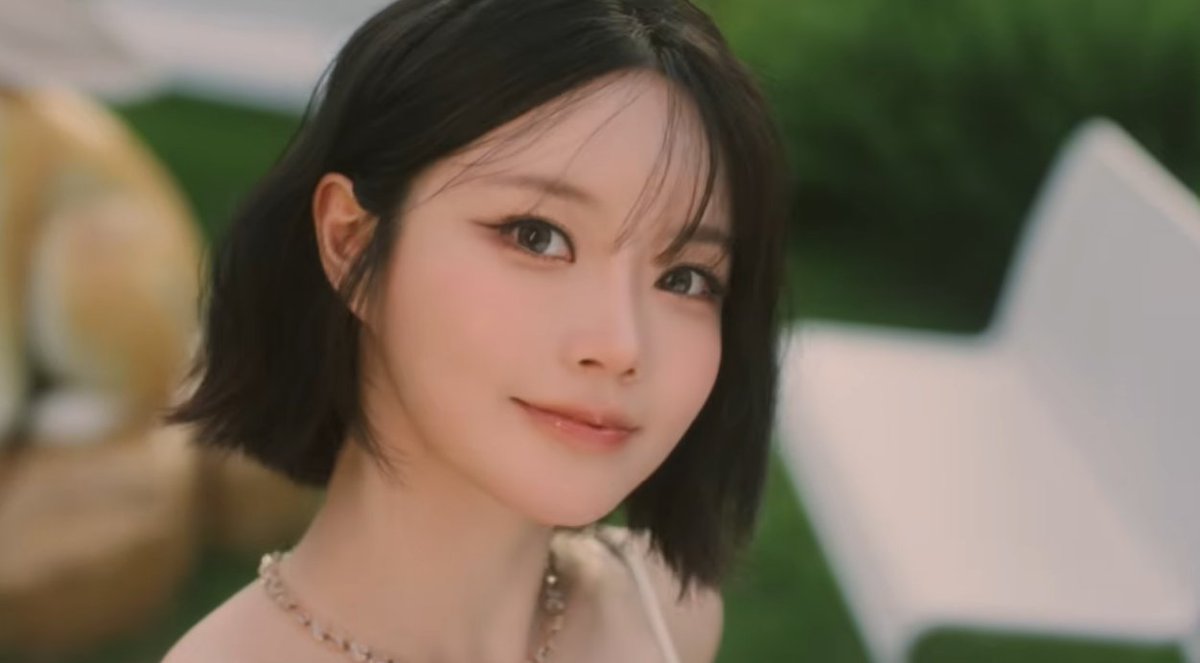 MidnightTweny's tweet photo. #FIFTYFIFTY #GenieMagic Special Video 
This is so magical...seriously 
The song is insane 
The visual is soooooooooooooo crazy! https://t.co/cp3Au7JzbM