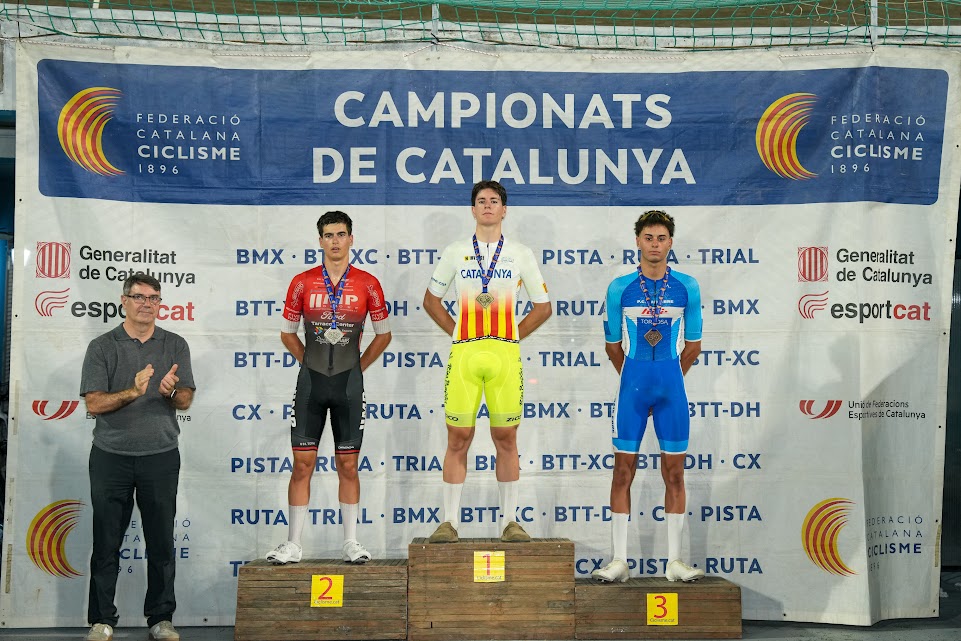 CCRiasBaixas's tweet photo. #rbx2026 | Adrià Garmendia se cuelga el oro autonómico antes del Campeonato de España de Pista

▶️ https://t.co/4cJeAOg5jH

#CEPistaValencia26 https://t.co/3IYH8tXeyW