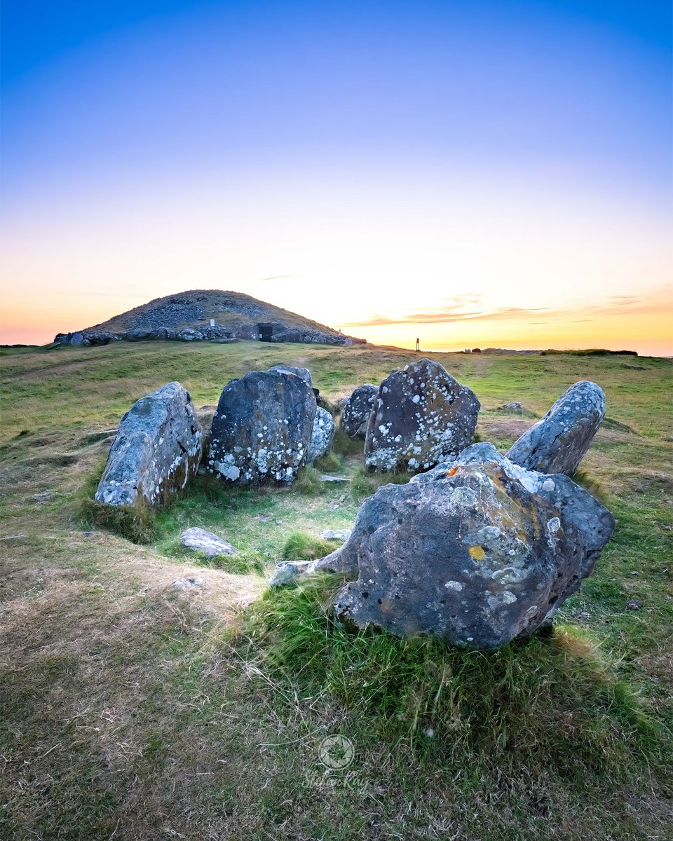 StefanRayPhoto's tweet photo. When the sun goes down, the magic continues.

Another batch of images from Loughcrew Cairns. After the sun dipped below the horizon, the moon made its appearance, gracefully blending into those warm, twilight skies.

📍 Loughcrew Cairns, Co. Meath https://t.co/k0V9HJETWb