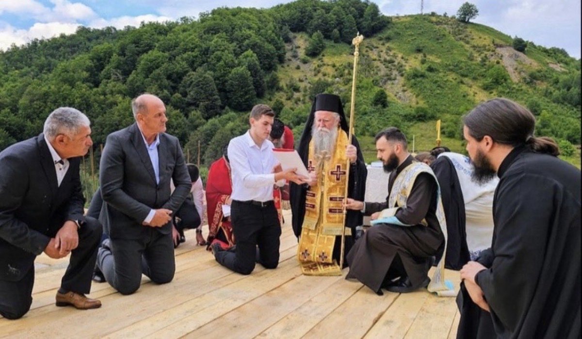 GradjankaP's tweet photo. Oće li putari sad da rade brže ako se dignu s koljena?
Pitam, jer ode čoek za Ministra, a Vojisavljevići kukaju nezavršeni😞 https://t.co/zIbbNMRAyS