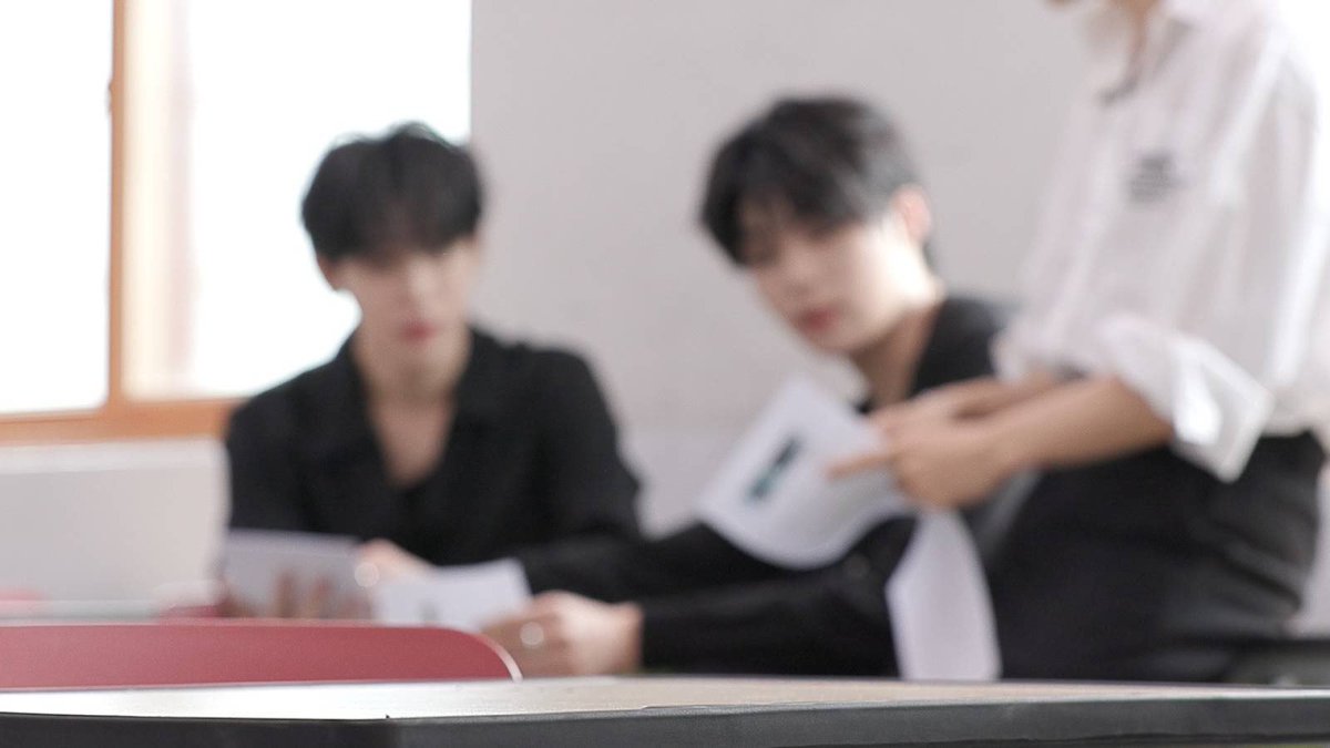 mysummtr's tweet photo. 260722 초록우산 유튜브 커뮤니티 게시물 #김태래 

〈방과 후 음악시간 2〉에 선생님 세 분이 왔습니다!
선생님들이 교실에 등장하자마자
학생들 비명으로 학교가 뒤집어졌는데요🏫

사진만 보고 눈치 채셨다면
댓글로 이름을 남겨주세요!👀

정답은 내일, 7월 23일(목) 오후 8시!
초록우산 유튜브에서 공개됩니다!
(+ 댓글 사인 이벤트도 있어요🔥)