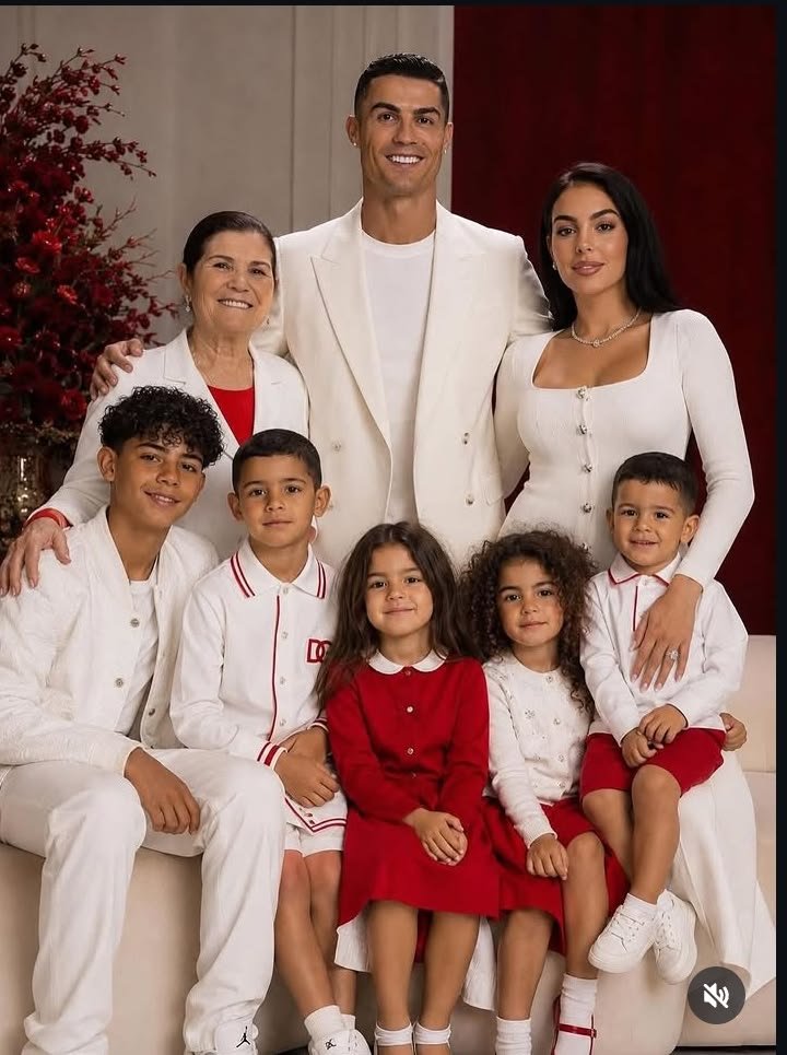 CristianoRpwt9's tweet photo. Family 🤍♥️✨ https://t.co/Yx3g8ZukVa