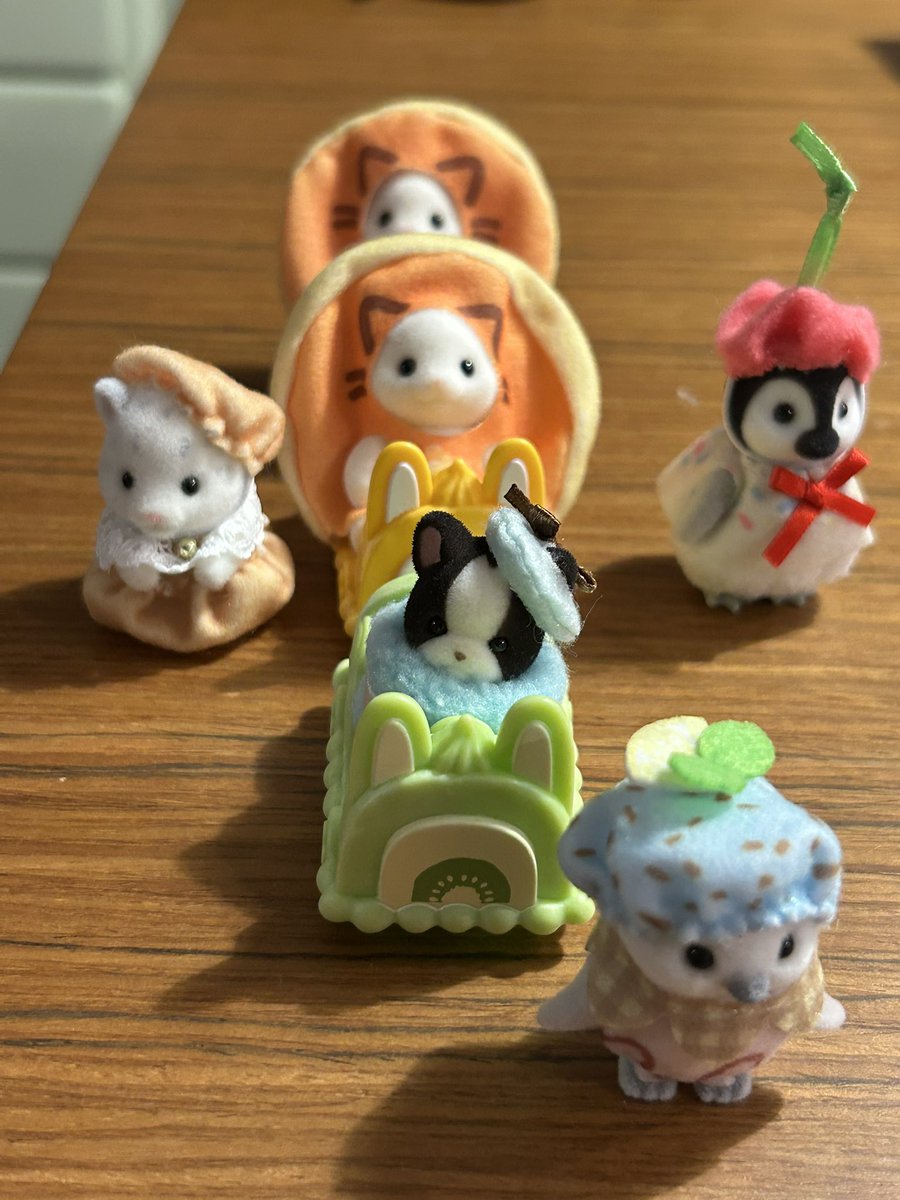 rabies0527's tweet photo. 赤バニアかわい https://t.co/JQwx7pLtUN