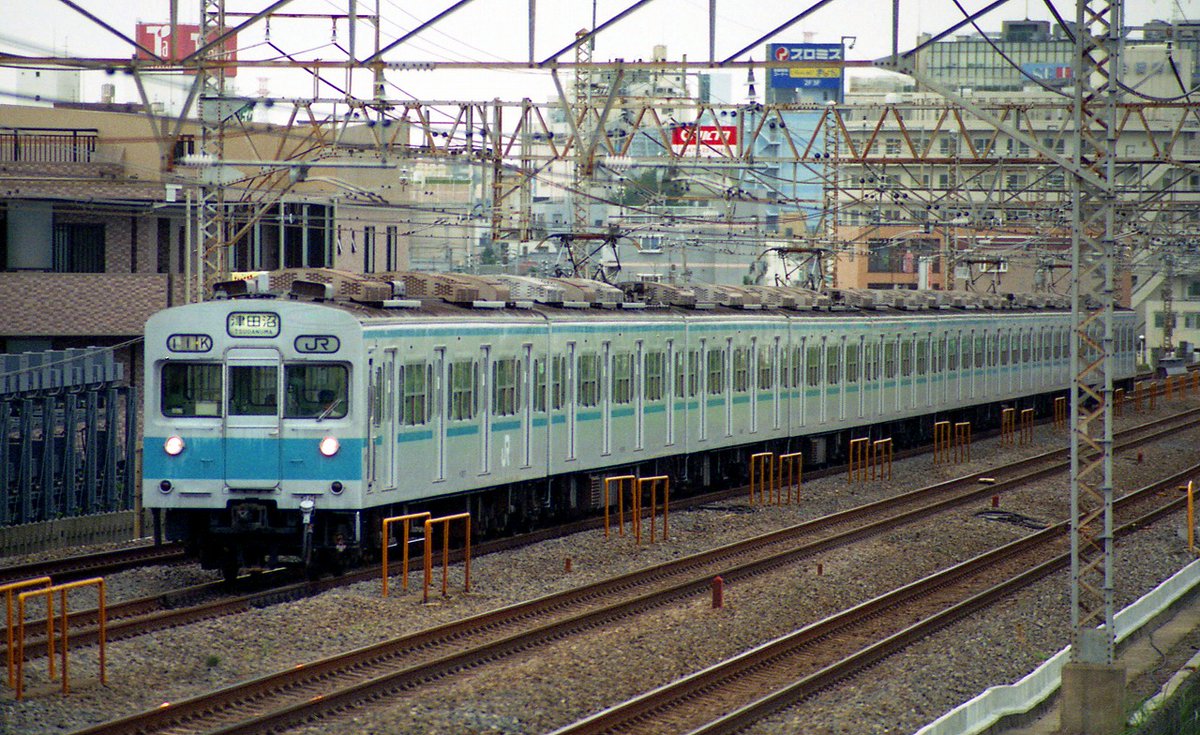 CBR250R2432's tweet photo. 1997.8.15
この日も平日休みだったのでしょうか？
午前は面は陽が当たりますが側面ダメな市立船橋高校脇の跨線橋から。
総武快速113系、E217系、総武緩行線103系、301系
これらも当たり前に見れた車両達なので未だにE231系なんか新しい電車？なイメージがありますがもう30年近く経つんですよね💦 https://t.co/Gy8KOgPApb
