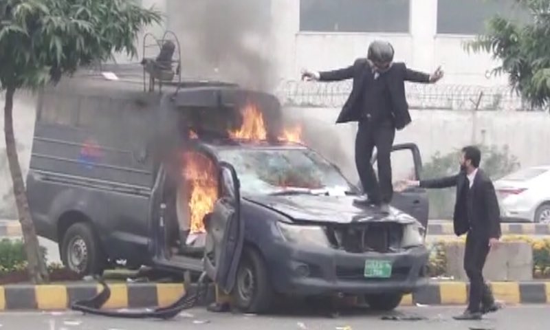 muhammad_pvt's tweet photo. @PTIofficial @Noreen_KhanPK O bibi tumhara beta iss Mulk ko jalata phiray toh usko koi haath tak na lagaye. 9 may choro usnay PIC hospital tak toh chora nahi tha. Aisay badmash logon ke saath aisa hi hona chahiye. Apnay mulk ke saath ghadar. Sahi kiya Tumnay khud kulbhushan ke saath mention kardiya https://t.co/TOKzfNksKE