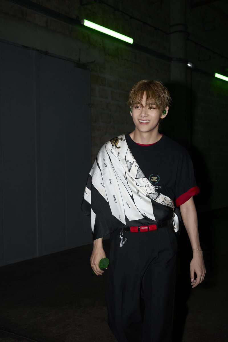 mintmag_th's tweet photo. แฟชั่นนิสต้า! เสิร์ฟภาพ #V Celine Ambassador เสิร์ฟลุคคัสต้อมจาก Celine ในคอนเสิร์ต BTS WORLD TOUR ARIRANG ณ กรุงปารีส กับหลากหลายลุค ทั้งการแมทช์แจ็คเก็ตและกางเกงหนังคัสตอม การแมทช์ลุคเสื้อยืด T-shirt กางเกง ผ้าไหมและเครื่องประดับ รวมถึงรองเท้า CELINE X REEBOK ที่โดดเด่นกลางคอนเสิร์ต💚

#Celine #BTS 
#BTS_WORLDTOUR_ARIRANG_PARIS
#MintNews
