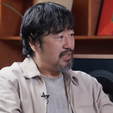 AboutMusicNWJNS's tweet photo. Film poster designer Park Si-young, criticizing NewJeans’ latest content.

He called the group’s new release “extremely outdated” and questioned the current four-member lineup, comparing it to “Attack on Titan without the ‘Attack’.” https://t.co/ezaJHxI7kn