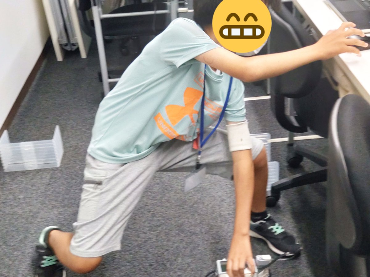 it_lecture's tweet photo. 前回のロボットプログラミングで心残りがあったようなので、今回は自由にロボットを作るテーマ。
アクロバティックな姿勢でロボットと格闘。
ゲーム作りは英単語の勉強ゲーム。
日本語に対応する英語を答えると褒めてくれます。

AB-Netキッズプログラミング講座 https://t.co/0J4I5fQLNn

#キッズ https://t.co/eDyxkHowZk