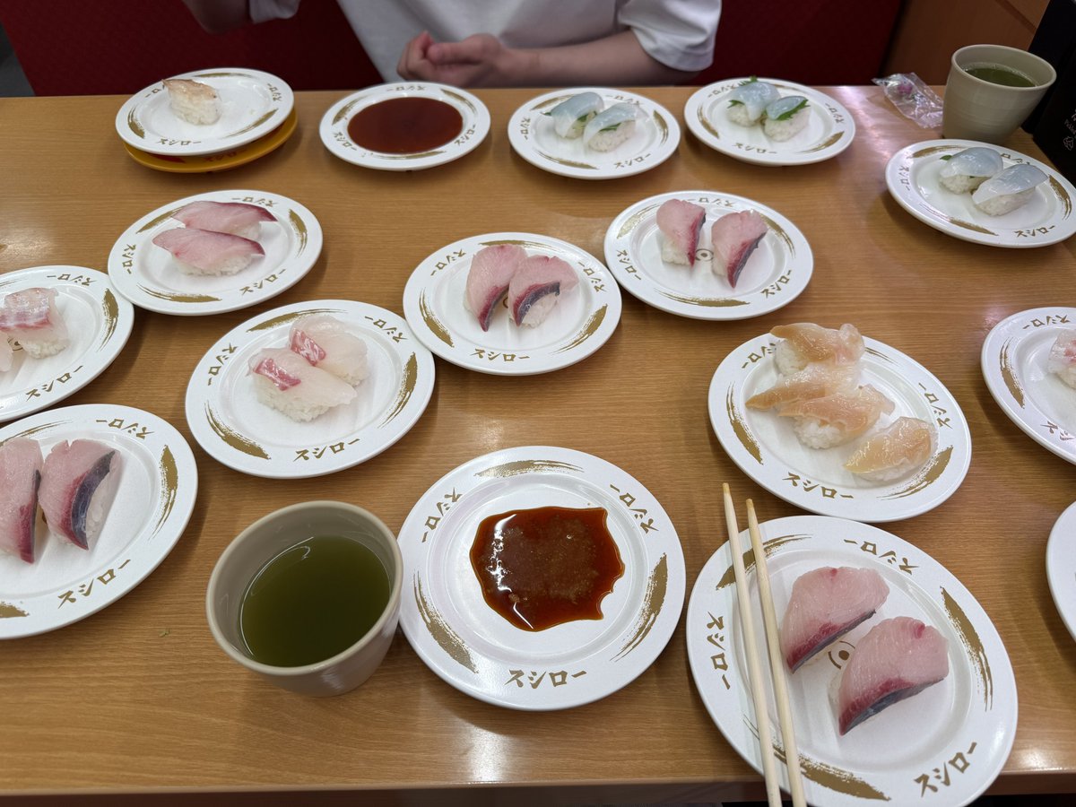 ace_R0419's tweet photo. 久しぶりに猫だるまと寿司食べたな https://t.co/2XAEh86J9v