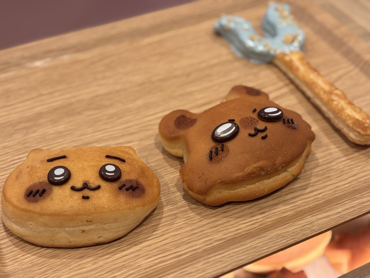 coarke's tweet photo. ちいかわベーカリー、分かってたけどパンはパサパサしてるし中のフィリングもちょっとしか入ってなくてビジュアルに全振りしてる味がする😇
食パンも生地の密度がすごい😇 https://t.co/gf8pX3TASM
