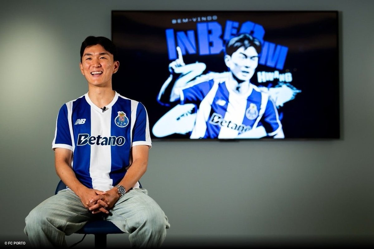ppaodemonio's tweet photo. Perguntas rápidas com o novo reforço do Porto:

Nome? 
Hwang In-beom

Comida preferida?
Francesinha

Cor preferida?
Azul e branco

Ídolo do futebol?
Paulinho Santos

Praia ou Campo?
Rio, Douro *risos*

Musica mais ouvida do Spotify?
Pronúncia Do Norte, GNR

Um sonho?
Ver Lisboa a arder

Hobbies?
Passear o jeco

Algo que trazes contigo todos os dias no carro?
Um chuço