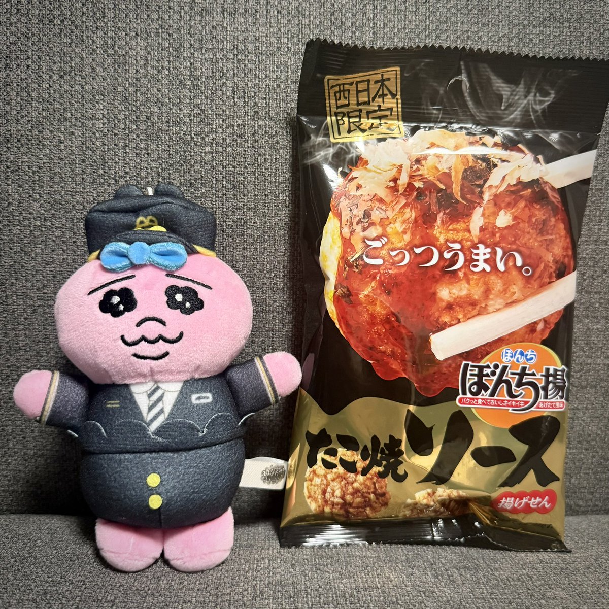 1sayamaru3's tweet photo. 関西おぱらーちゃまに代行していただいた車掌んちゅマスコットが届いた❣️
西日本限定のぼんち揚まで✨
優しさに涙😭
車掌んちゅ届くまで気付かなかったけど黄色いリボンとお耳付き🐰💕
お腹もぷんぷくりんでかわいい子でちゅ❣️ https://t.co/GBvSjHziuX